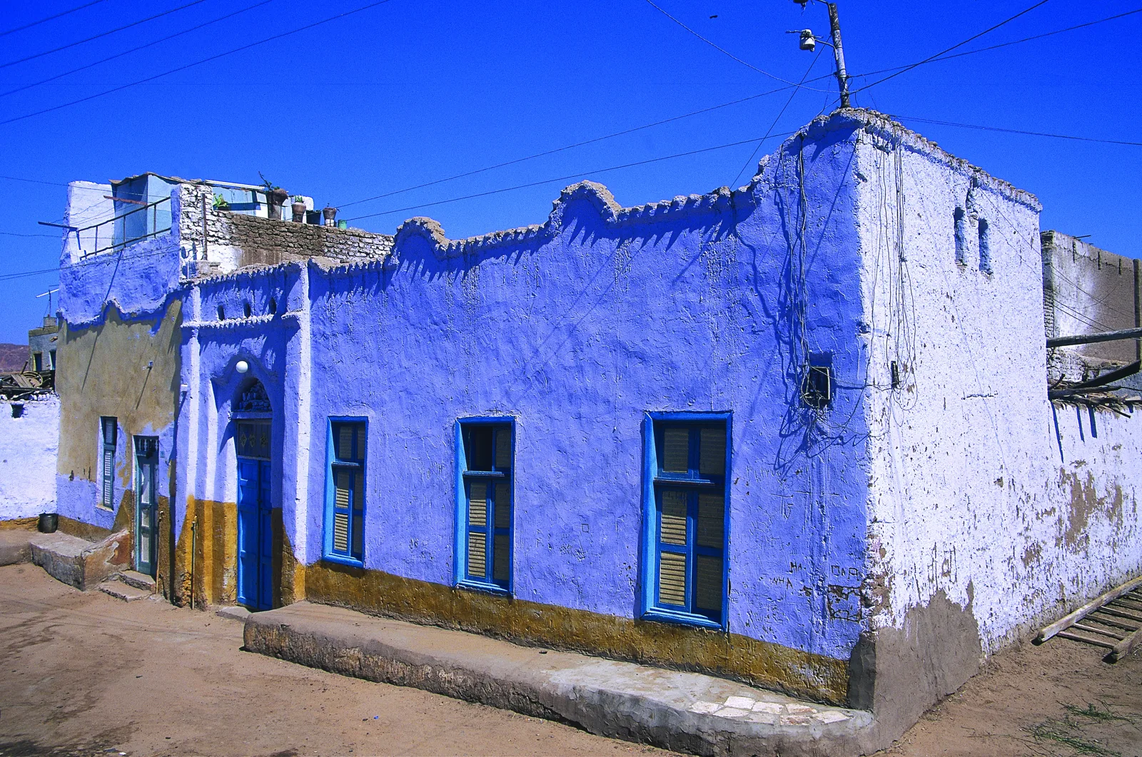Maison peinte en bleu dans la région d’Assouan
