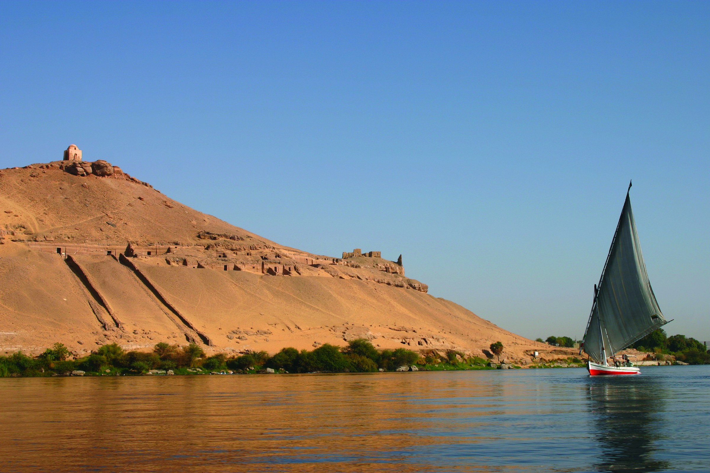 Assouan : la colline de Qoubbet el-Haoua et ses tombes rupestres, au passage d’une felouque