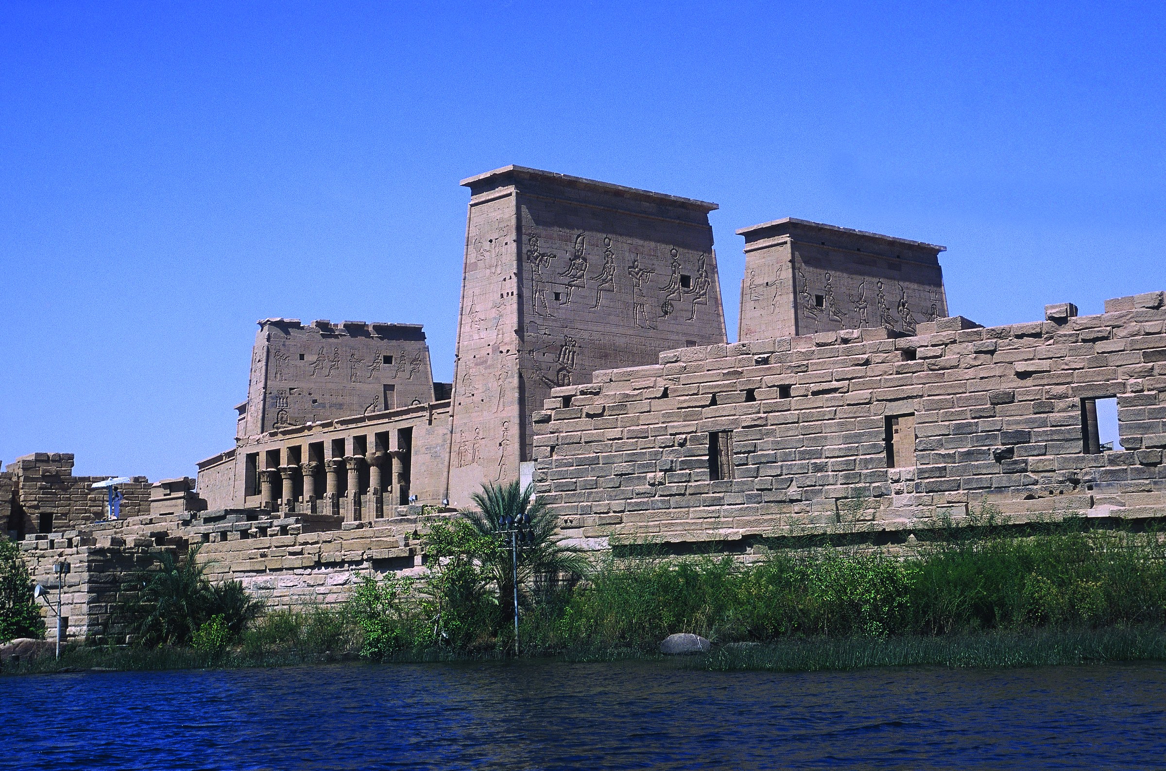 Philae : le temple d’Isis sur l’île d’Agilkia, vu depuis l’eau