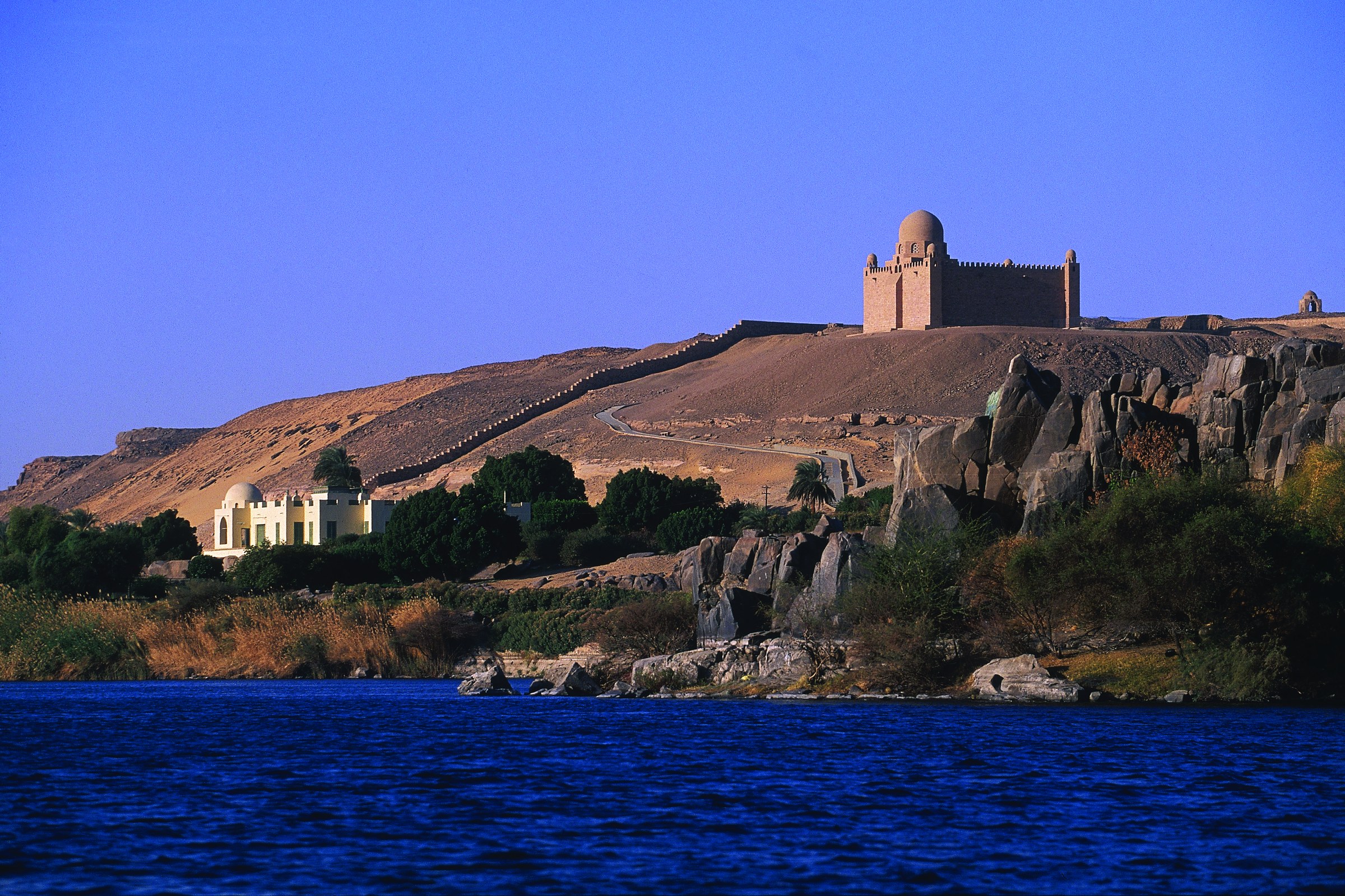 Assouan : le mausolée de l’Aga Khan sur la falaise de la rive ouest