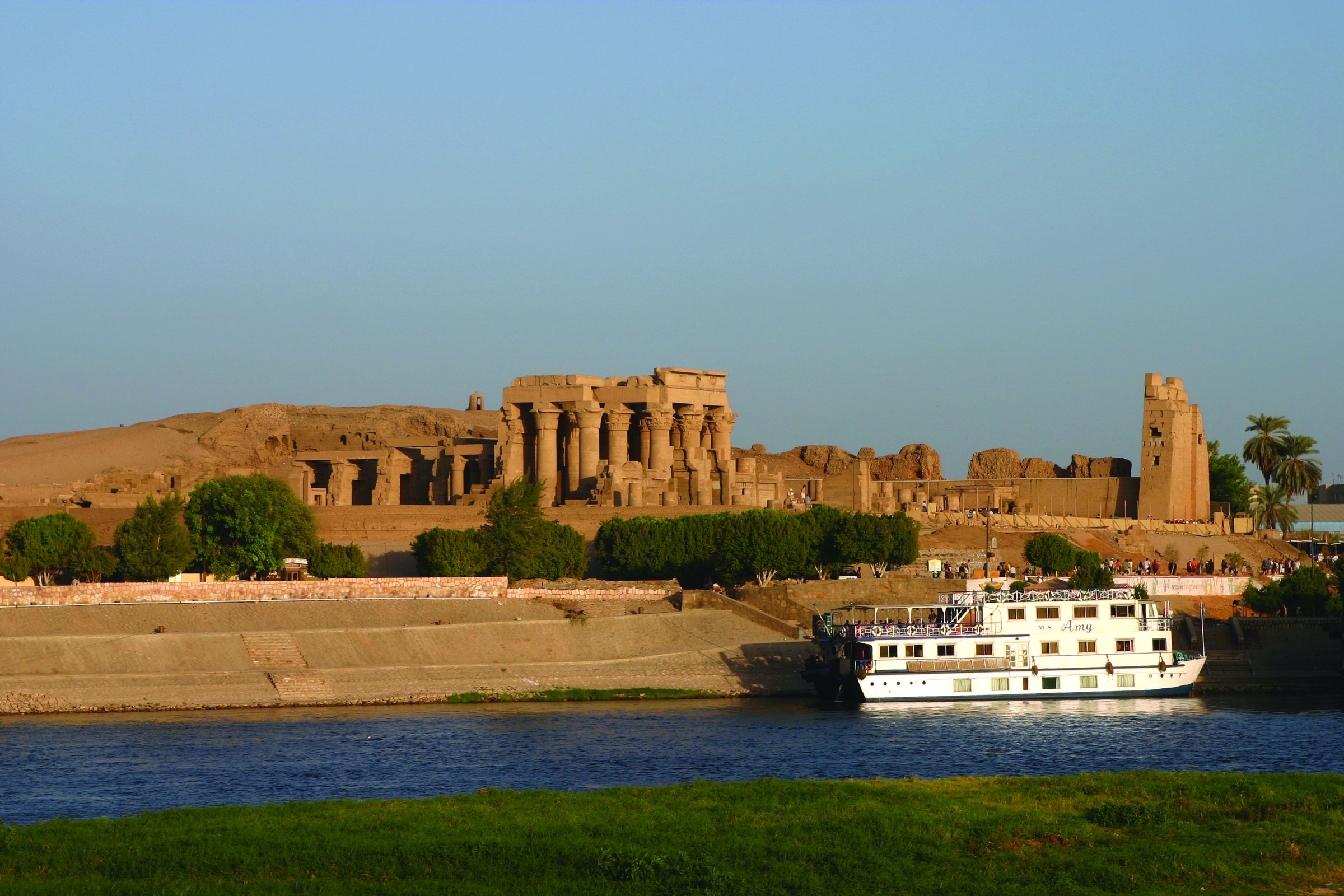 Kom Ombo : le temple de Sobek et d’Haroéris vu du fleuve, un bateau de croisière à quai