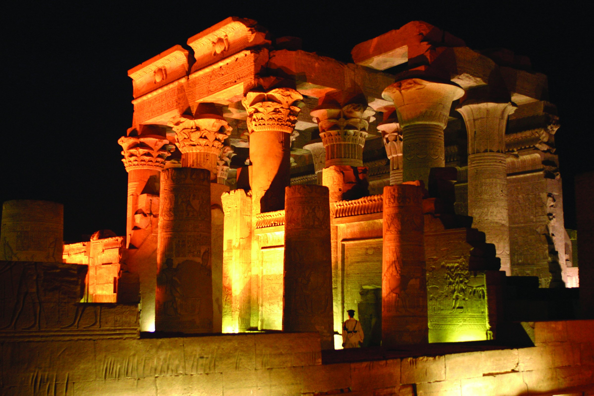 Kom Ombo : la façade du pronaos illuminée la nuit