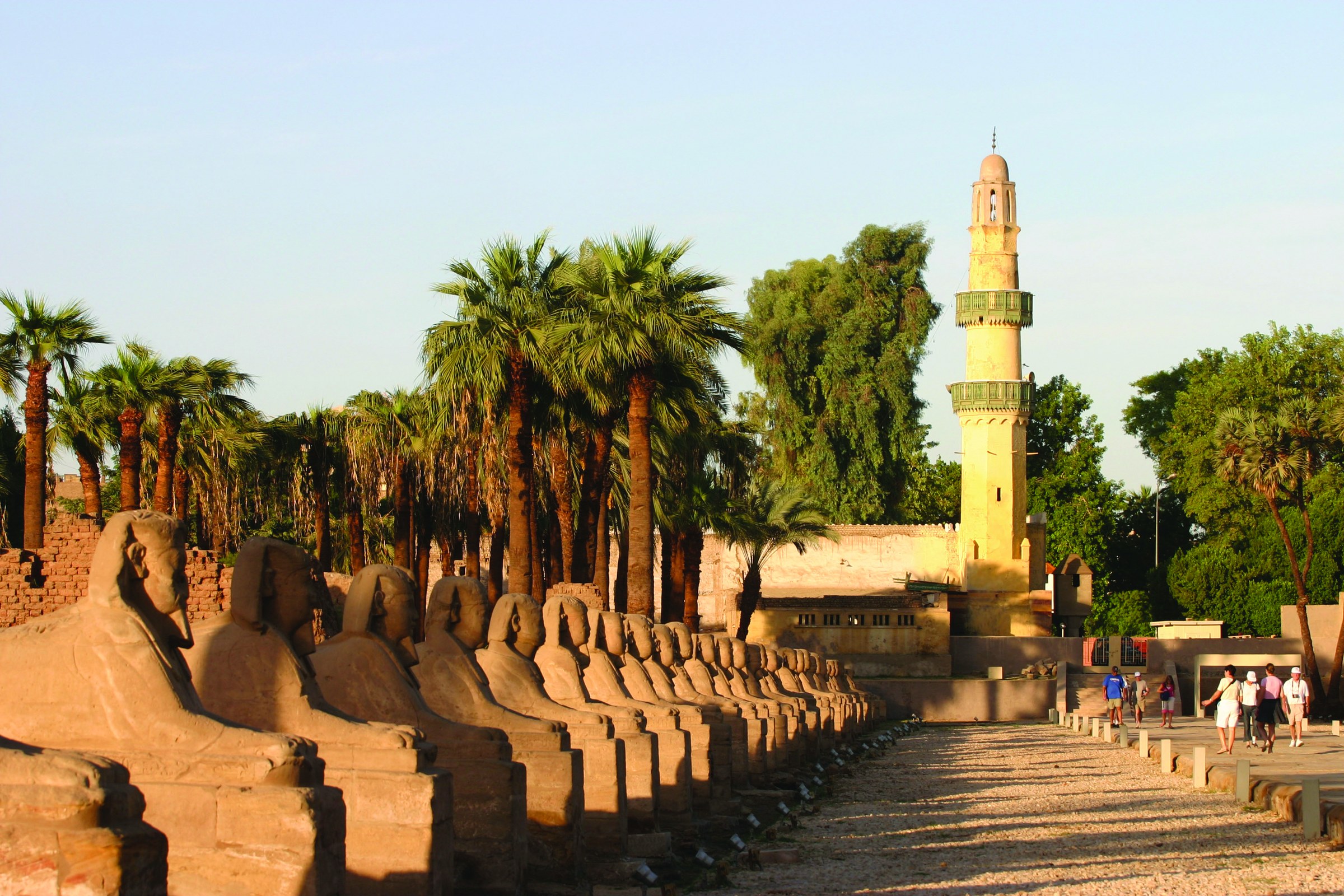 Louxor : l’allée des sphinx devant le temple, dominée par le minaret d’Abou el-Haggag