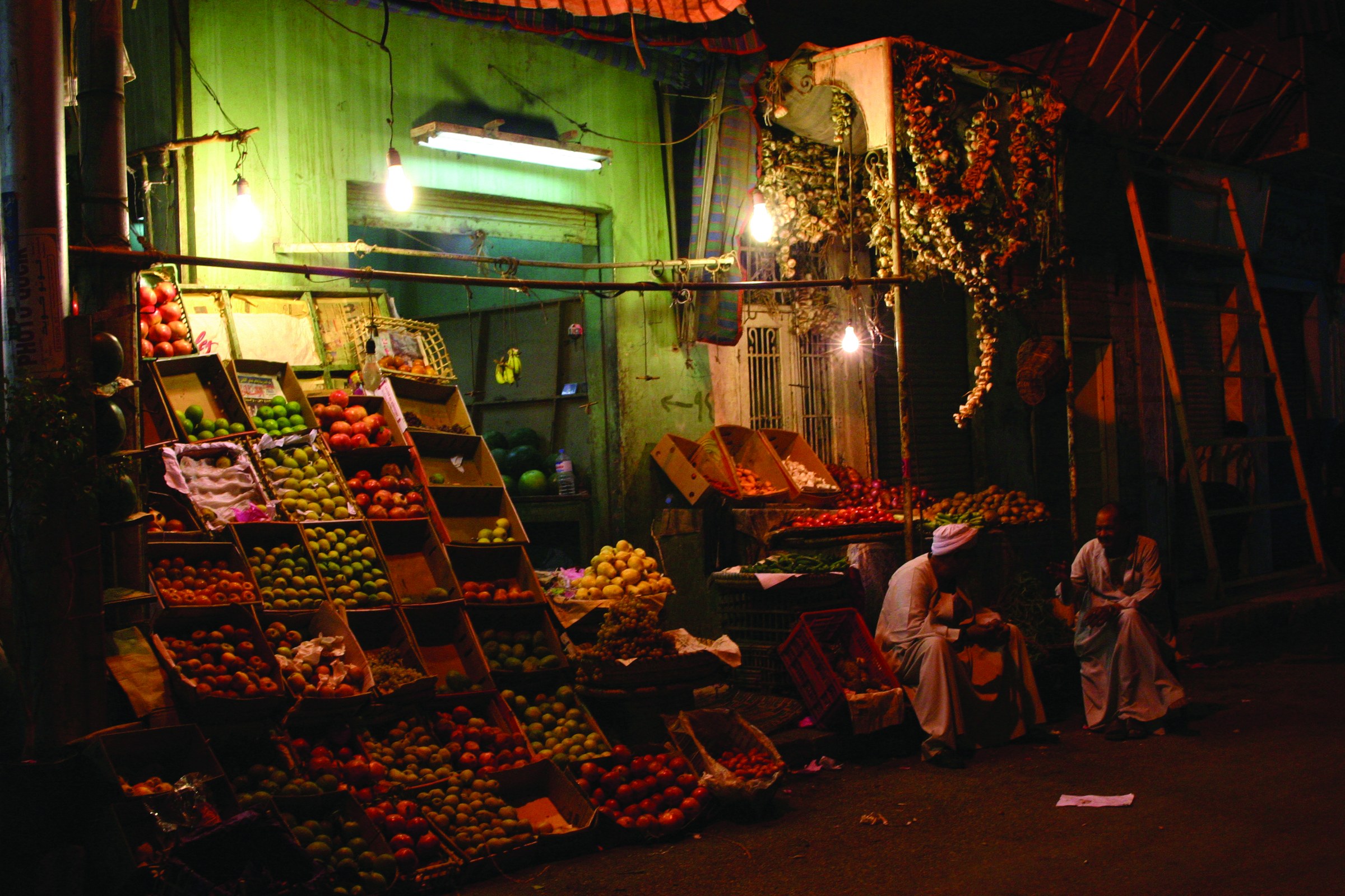 Louxor : un étal de fruits dans le souk, la nuit