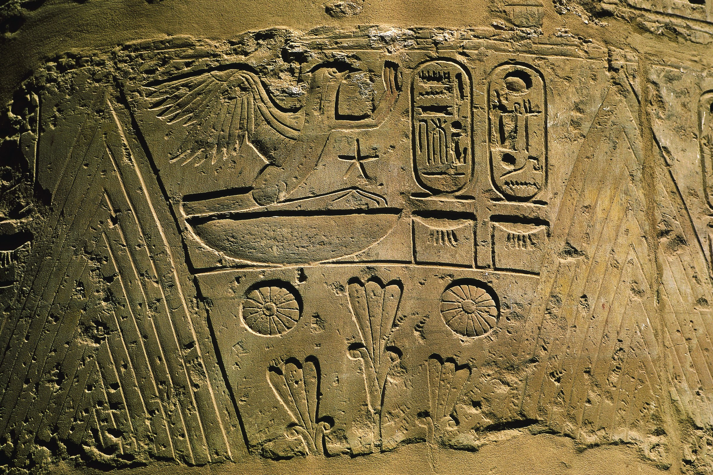 Karnak : cartouches de Ramsès II ; à droite, son nom de couronnement, Ousermaâtrê Sétepenrê, « Puissante est la justice de Rê, l’élu de Rê »