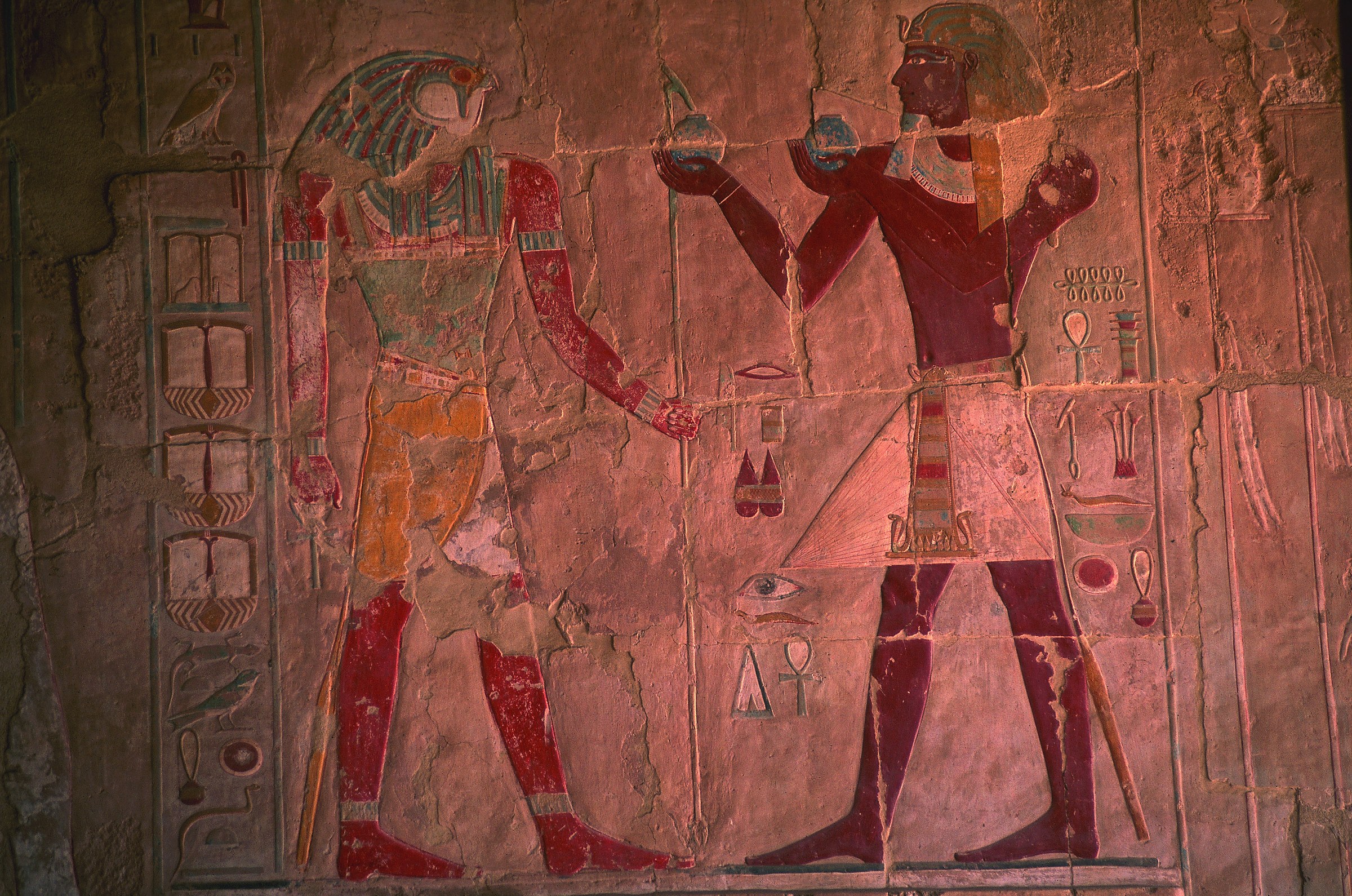 Deir el-Bahari, chapelle d’Anubis du temple d’Hatchepsout : Thoutmosis III offre deux vases de vin à Sokaris, dieu à tête de faucon