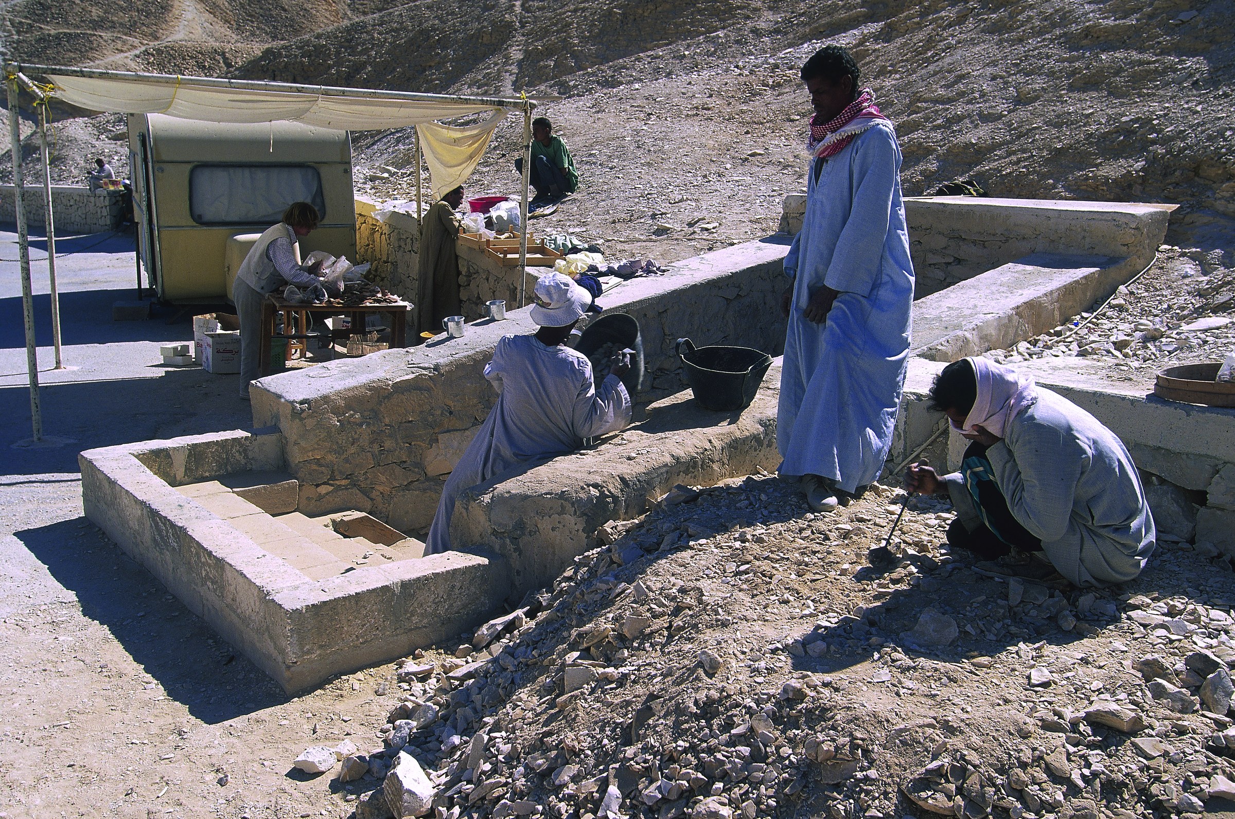 Thèbes-Ouest : ouvriers sur un chantier de fouilles, en 2004