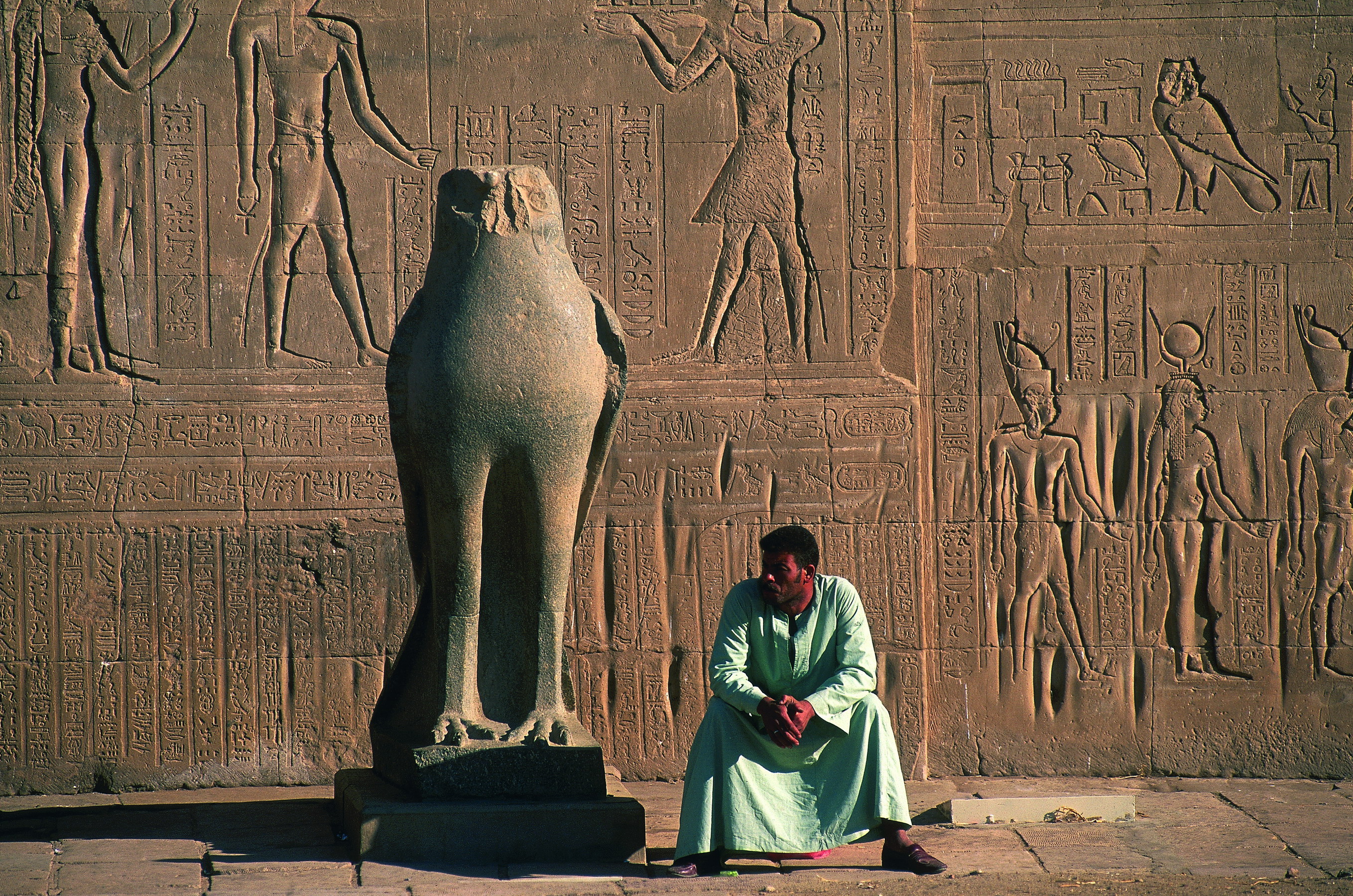 Statue de faucon représentant Horus devant le temple d’Edfou