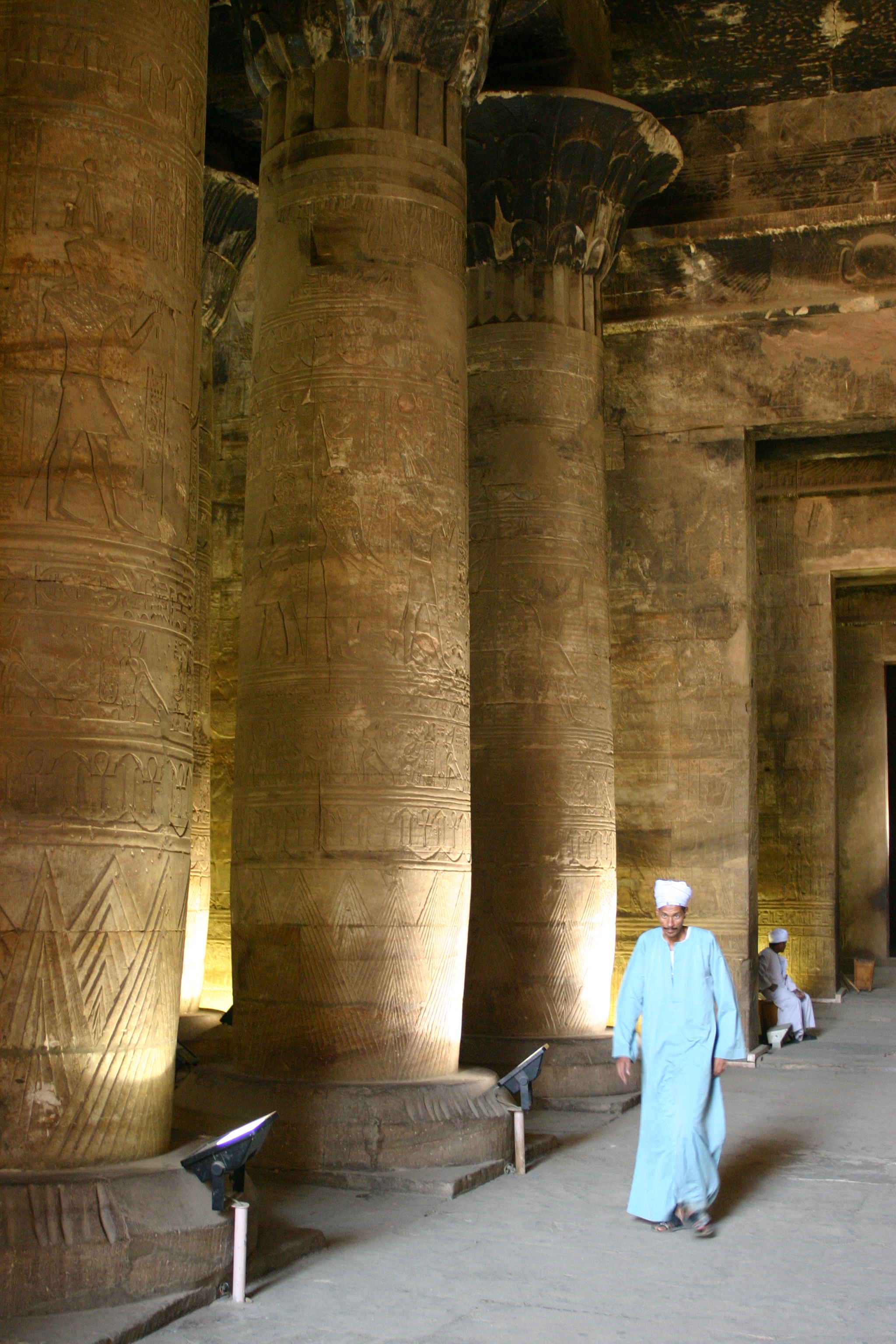 Colonnes de la salle intérieure du temple d’Edfou