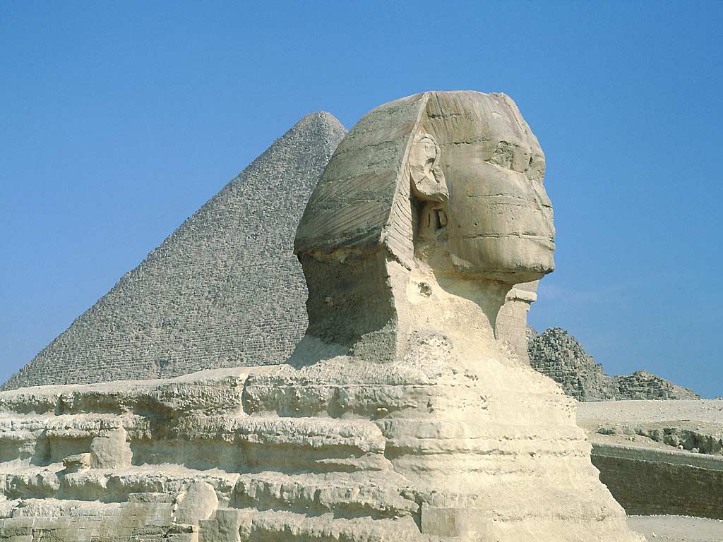 Le grand Sphinx devant une pyramide de Gizeh