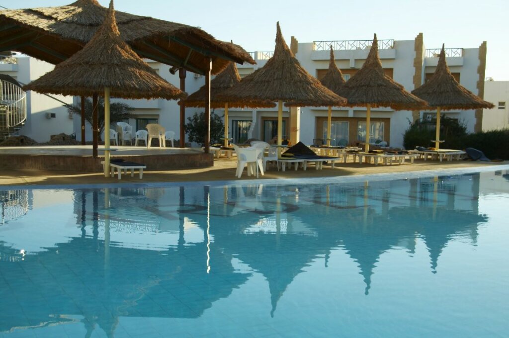 Piscine et bâtiments d’un établissement touristique à Hurghada