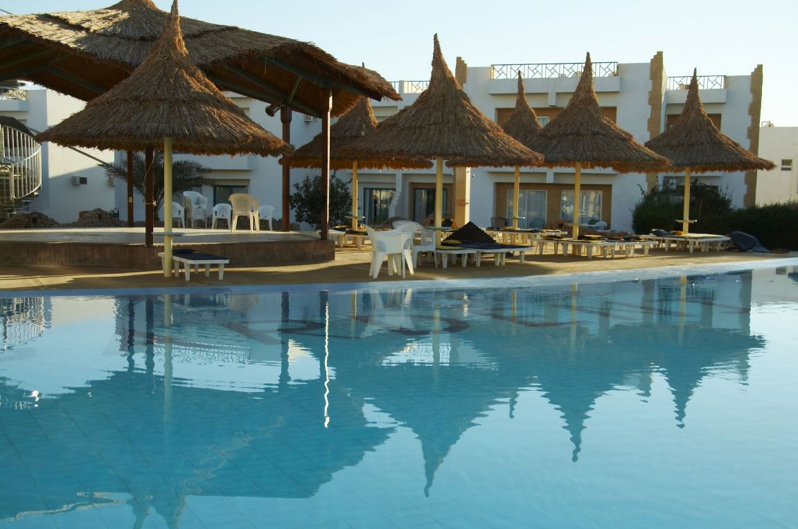 Piscine et bâtiments d’un établissement touristique à Hurghada