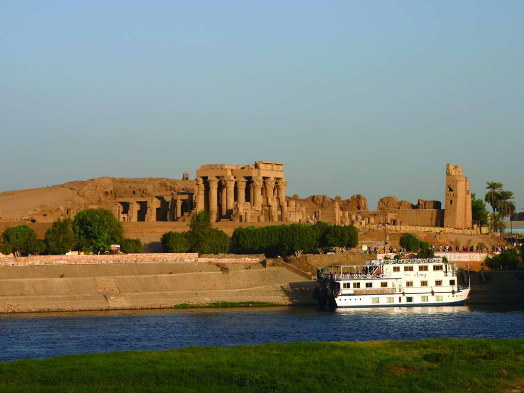 Temple de Kom Ombo dominant la rive du Nil