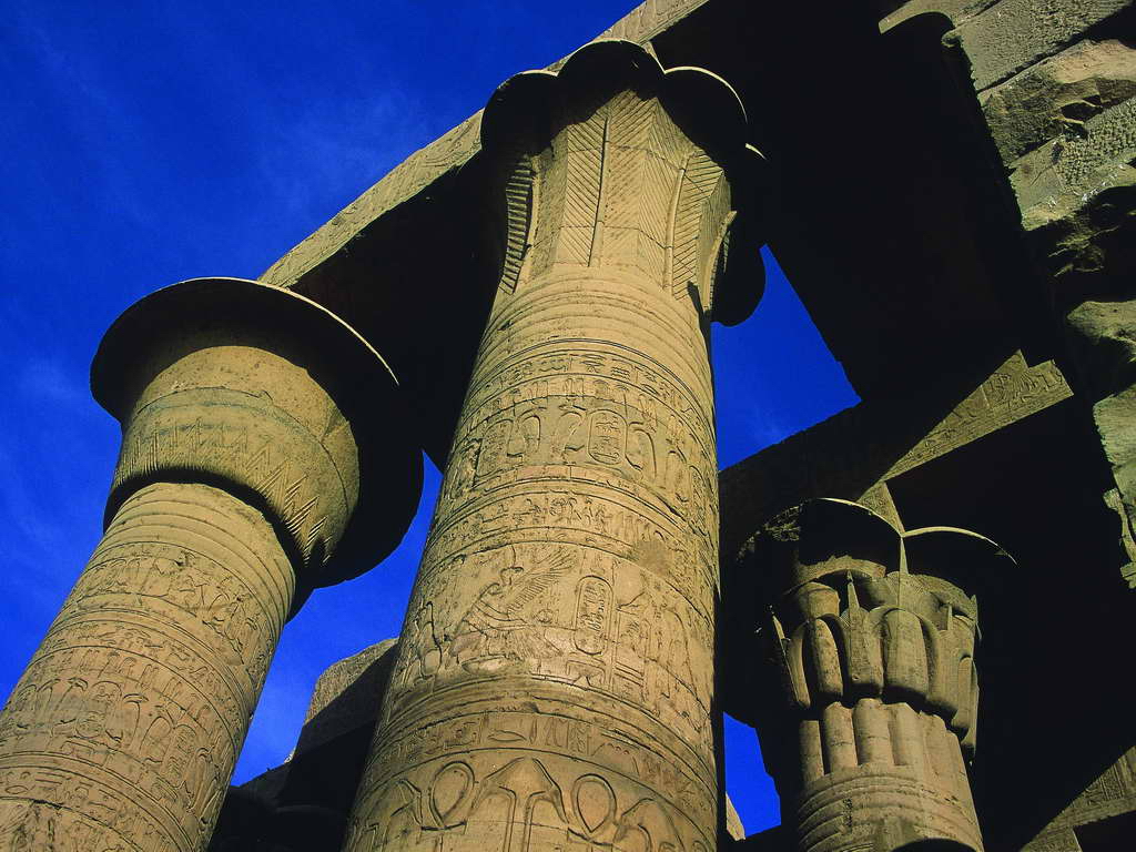 Colonnes du temple de Kom Ombo vues en contre-plongée