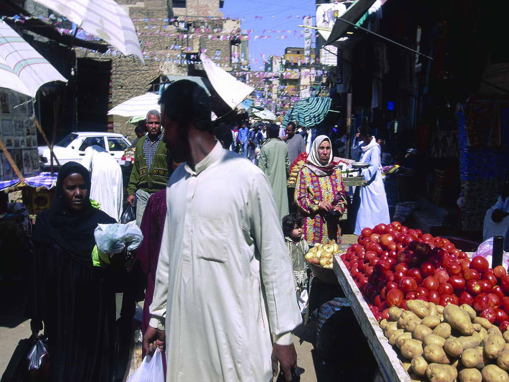 Passants et étals d’un marché du Caire