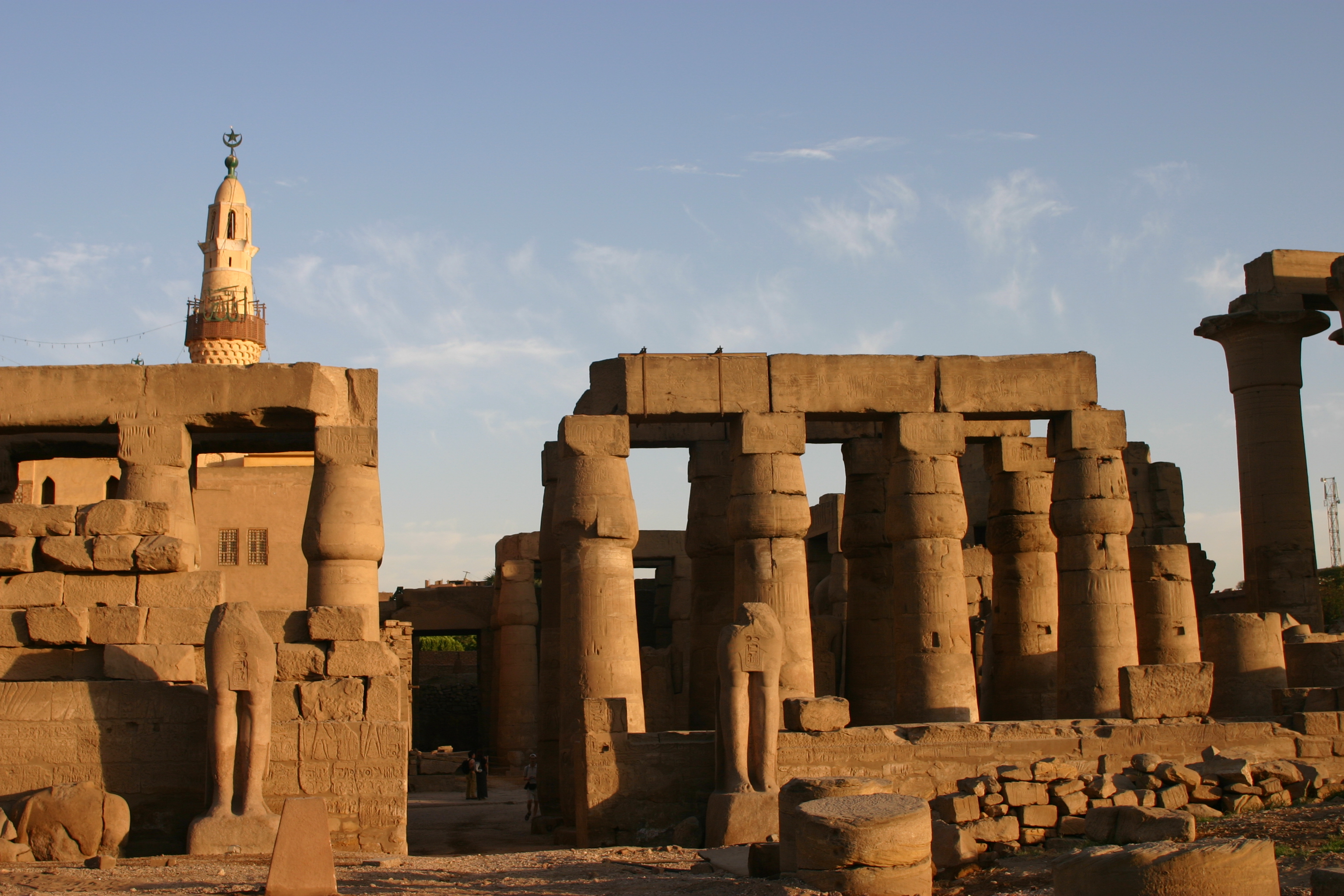 Colonnes et cour du temple de Louxor