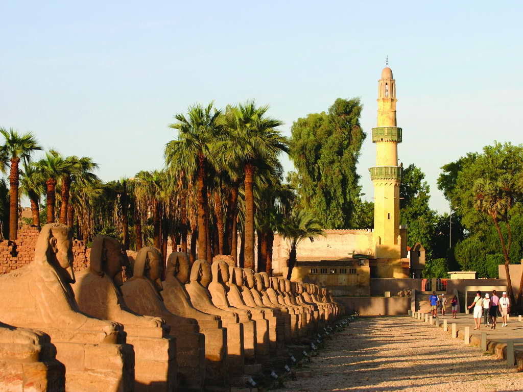 Allée de sphinx près du temple de Louxor