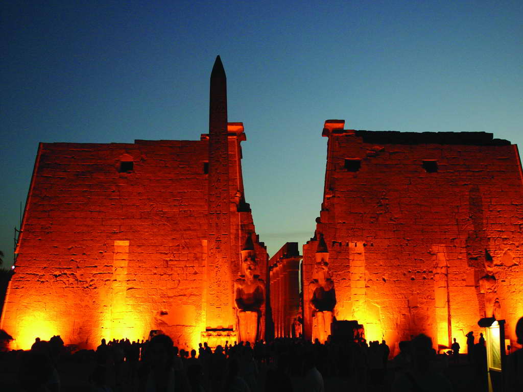 Pylône du temple de Louxor illuminé à la tombée du jour