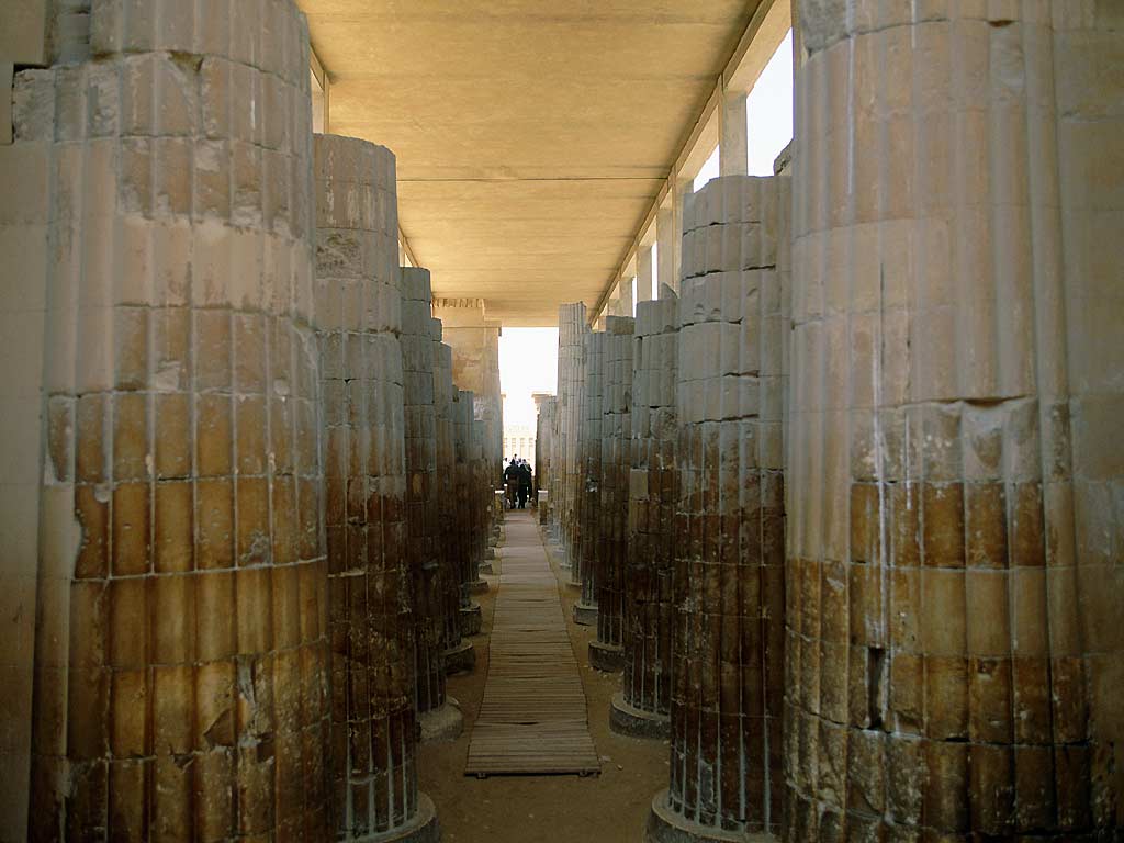 Colonnes de pierre dans le complexe funéraire de Djéser