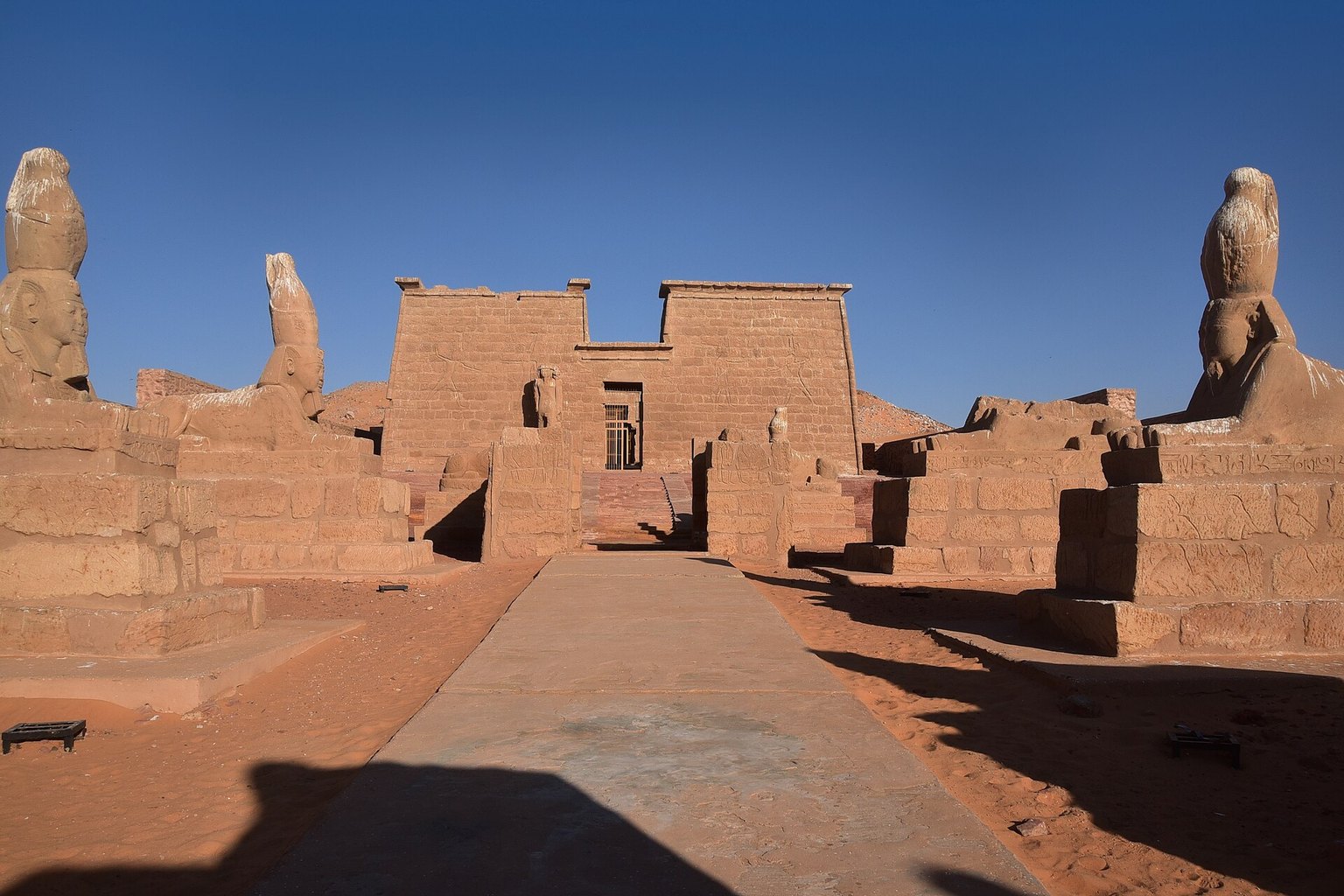 Allée de sphinx et entrée du temple de Wadi es-Sebua, en Nubie