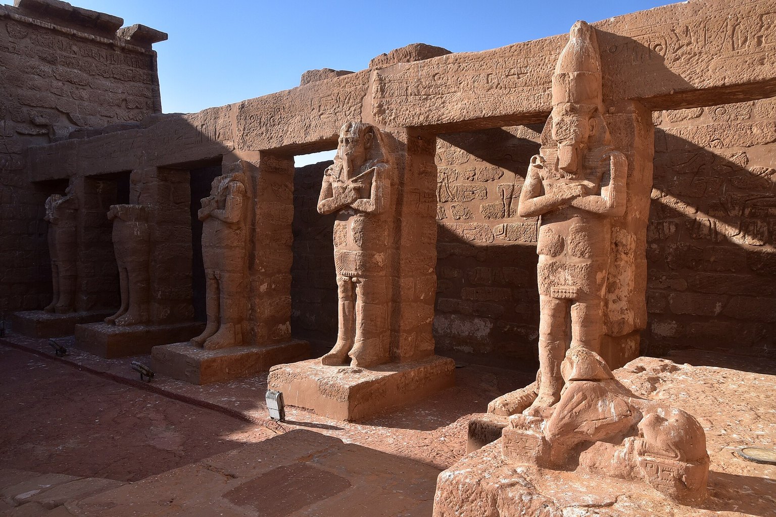 Statues et reliefs de la cour du temple de Wadi es-Sebua