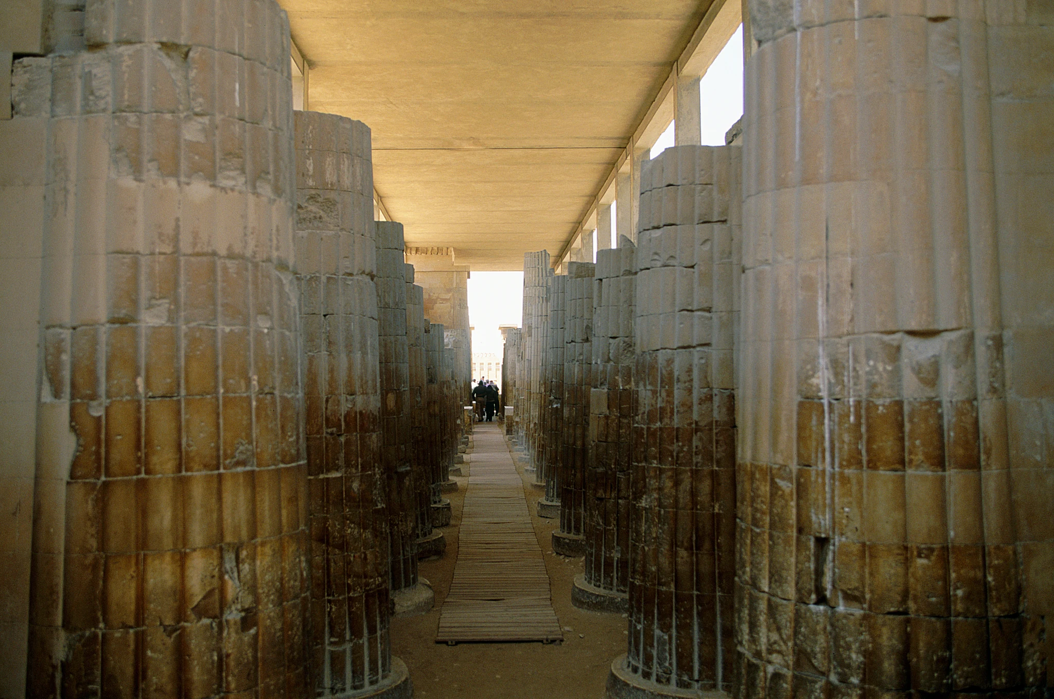 La colonnade d’entrée du complexe de Djoser à Saqqarah, dans son état restauré.