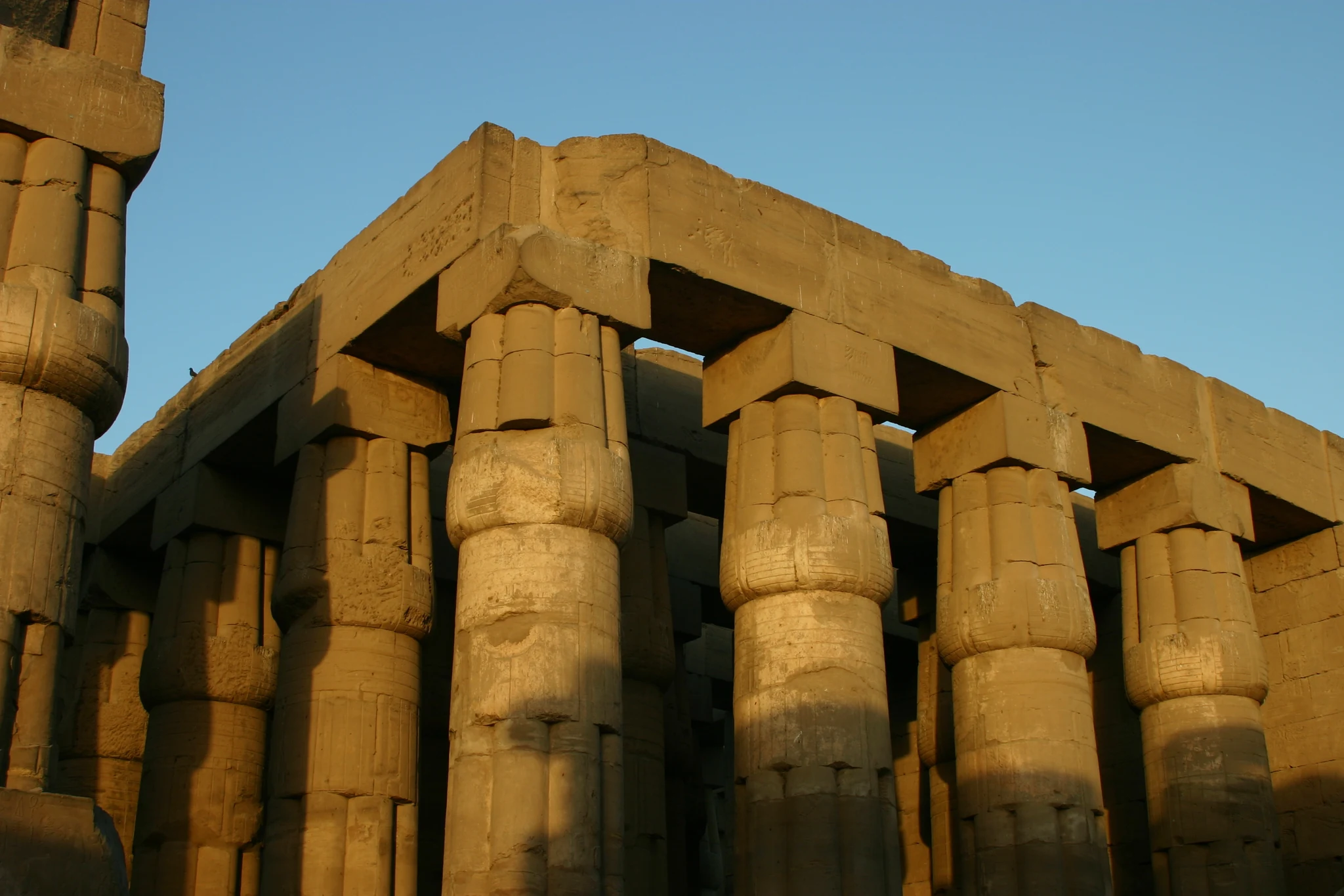 Les colonnes à chapiteaux fermés et les architraves du temple de Louxor.
