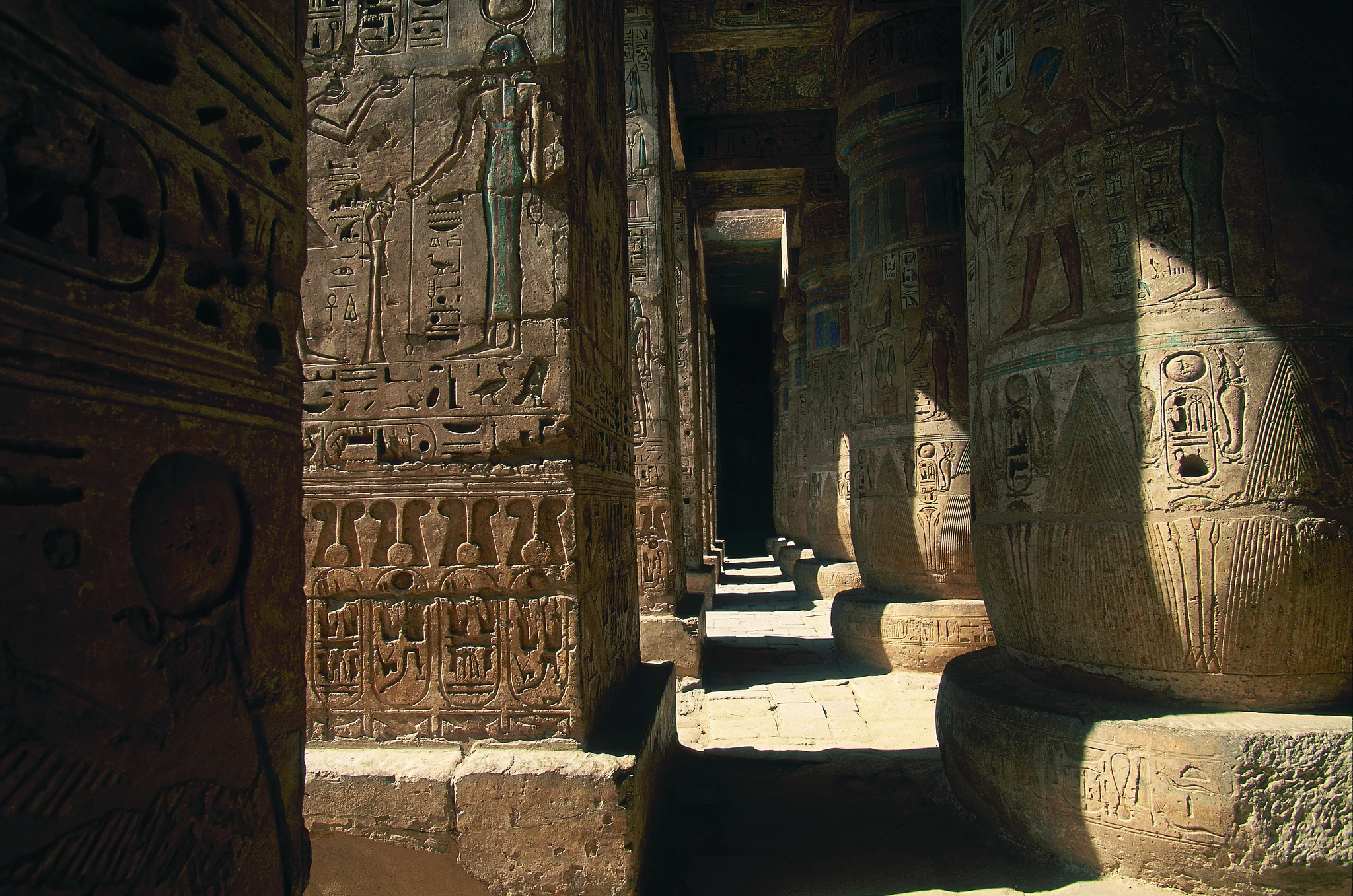 Colonnes, reliefs et passages couverts à Médinet Habou.