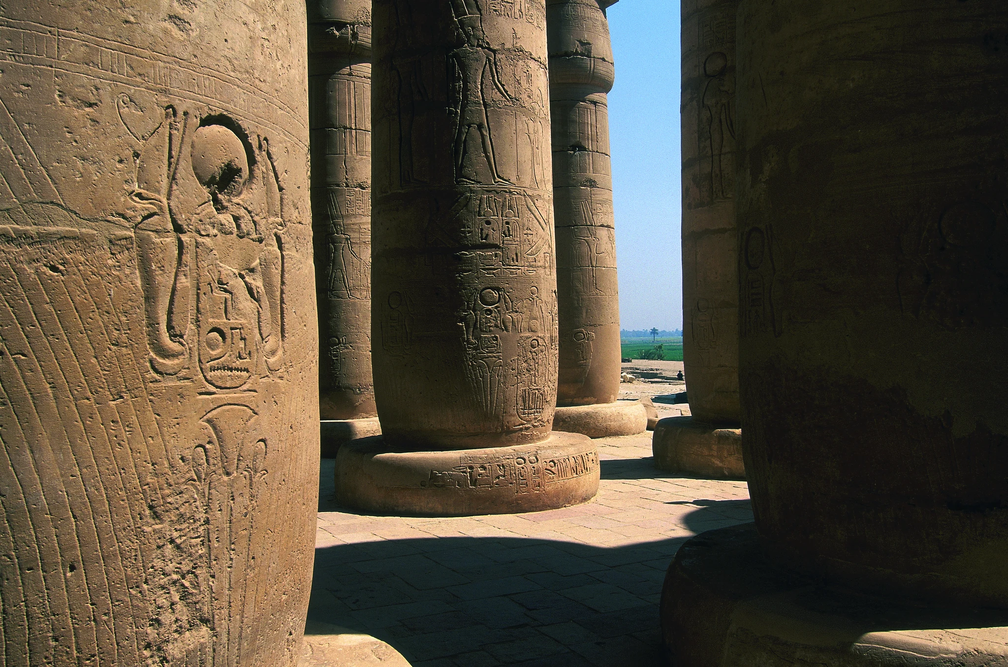 Les colonnes décorées du temple de Karnak.