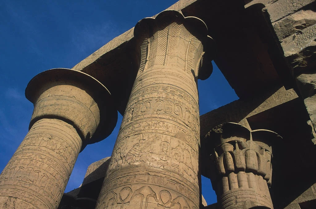 Les profils contrastés des chapiteaux du temple de Kom Ombo.