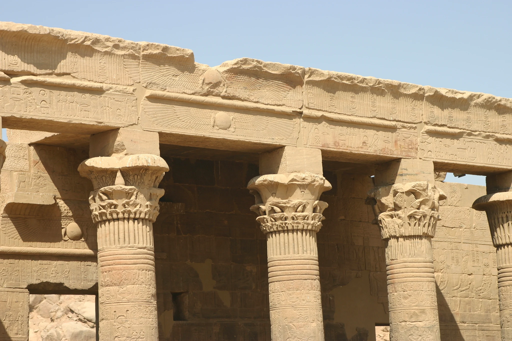 Une succession de chapiteaux végétaux dans une colonnade de Philae.
