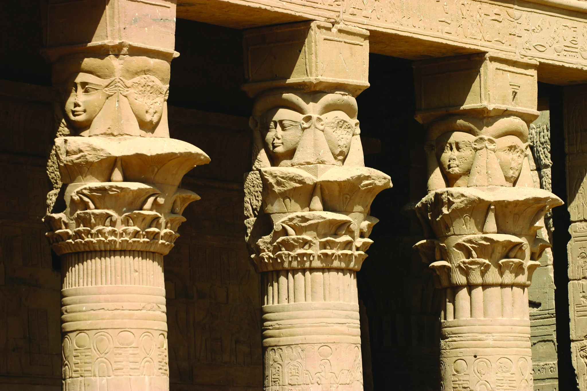Les chapiteaux végétaux surmontés de visages hathoriques du mammisi de Philae.