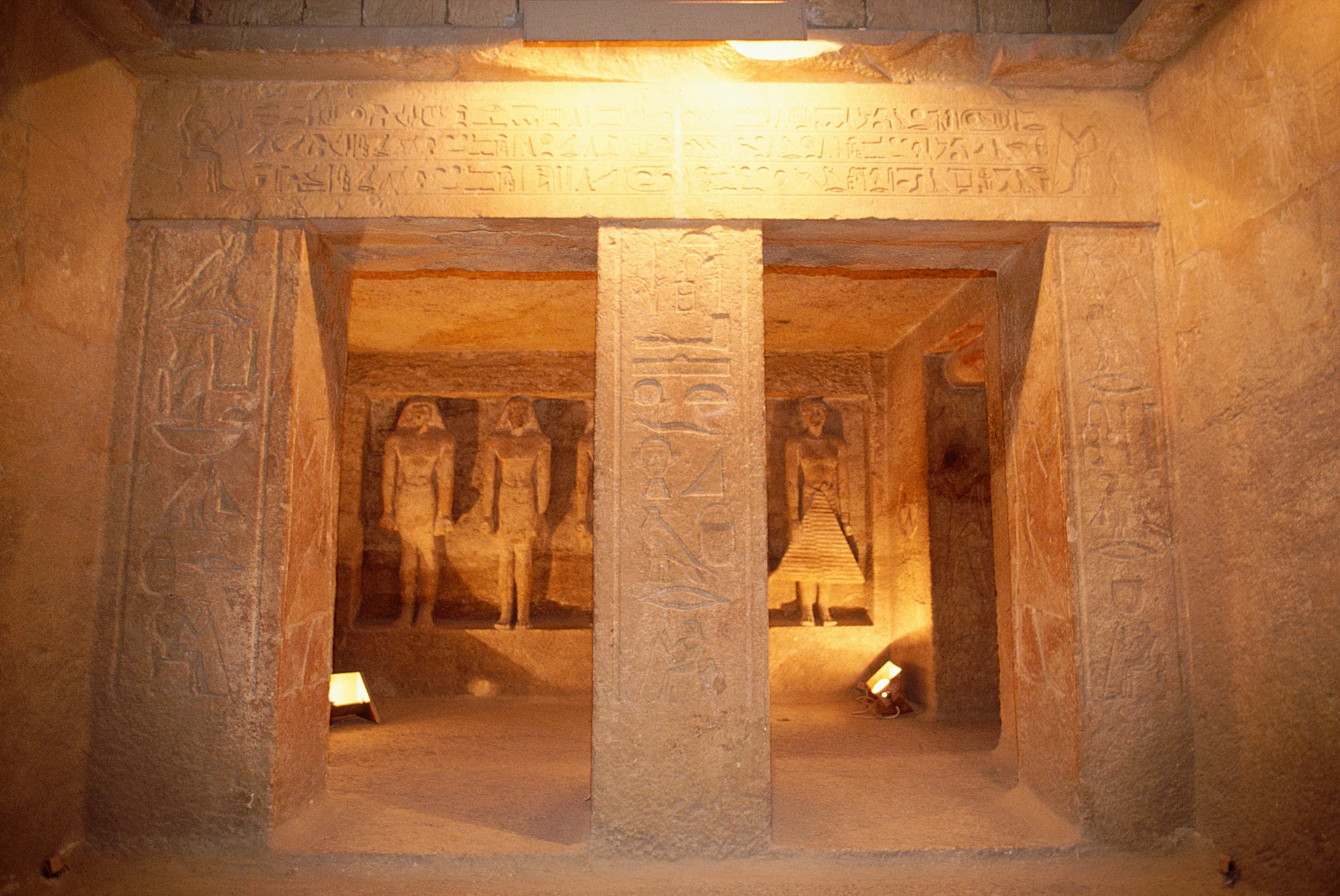 Les piliers quadrangulaires d’une salle du grand temple d’Abou Simbel.
