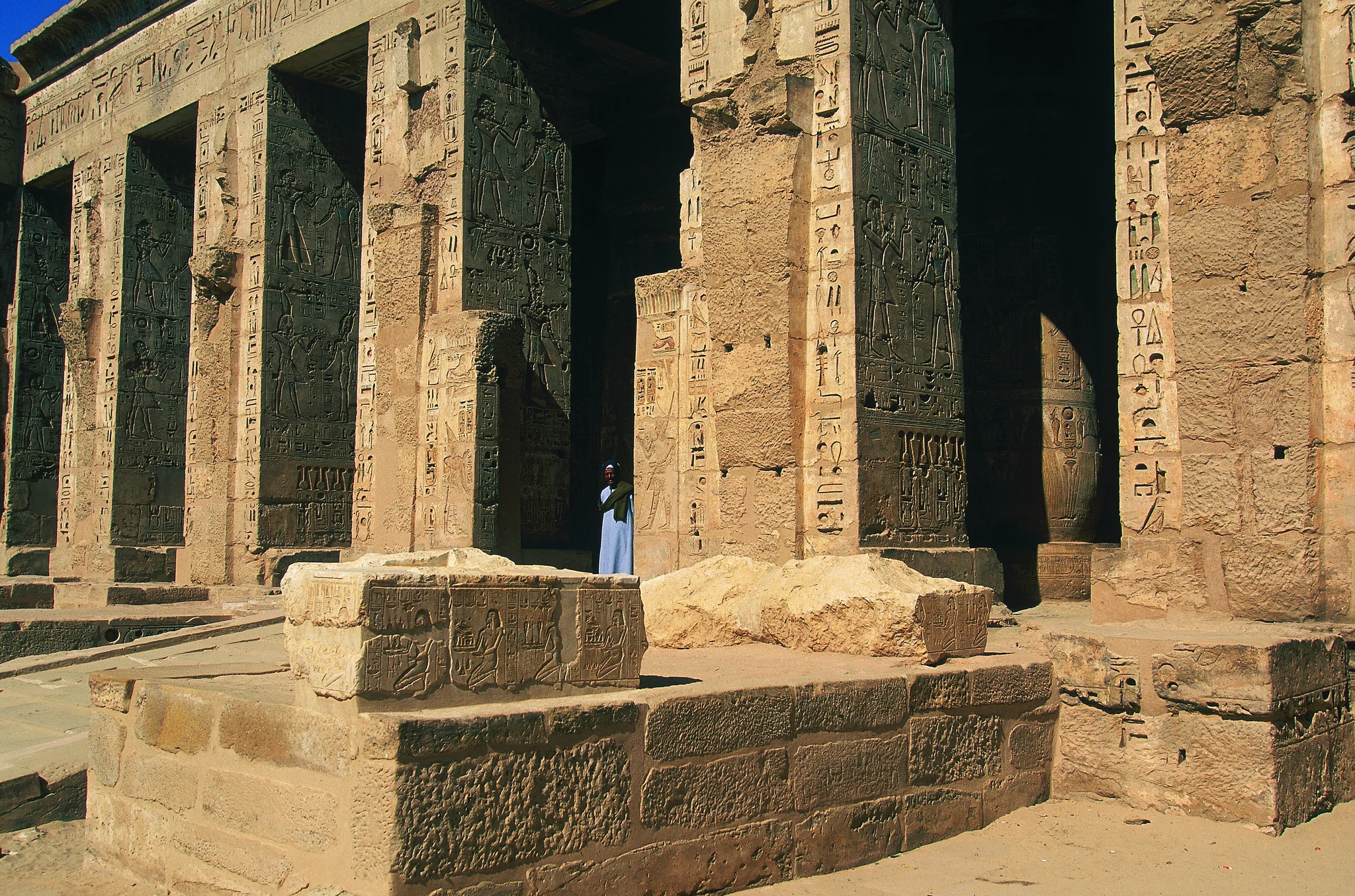 Les piliers décorés et les architraves d’un portique de Médinet Habou.