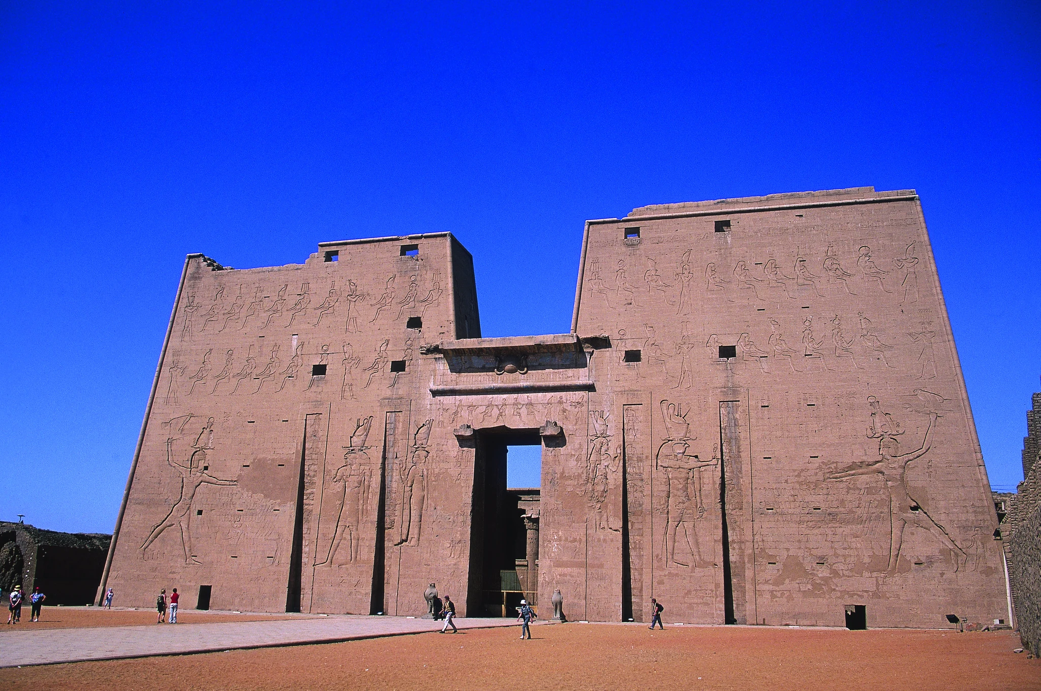Les deux môles du grand pylône du temple d’Horus à Edfou.