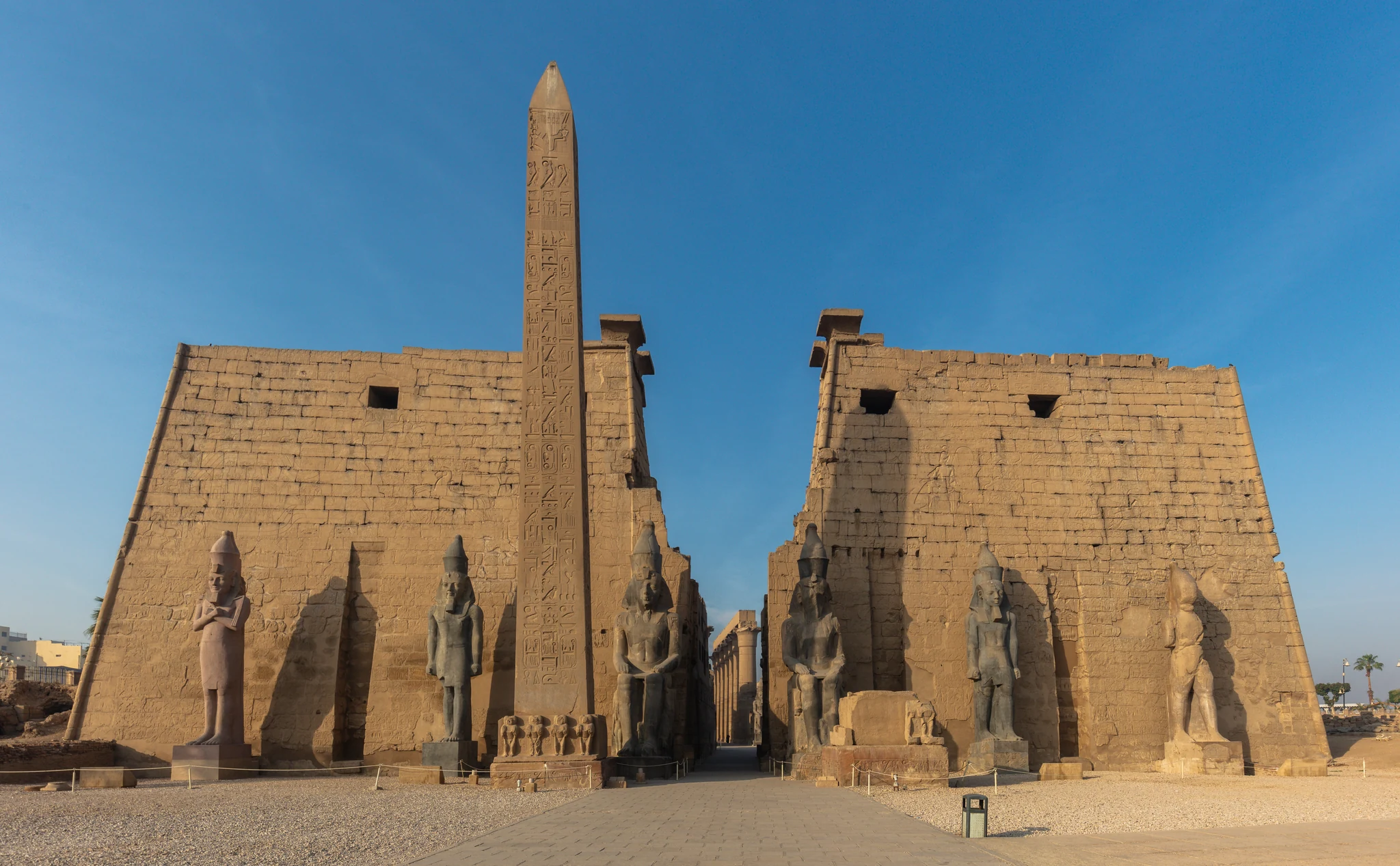 L’obélisque conservé devant le pylône du temple de Louxor.