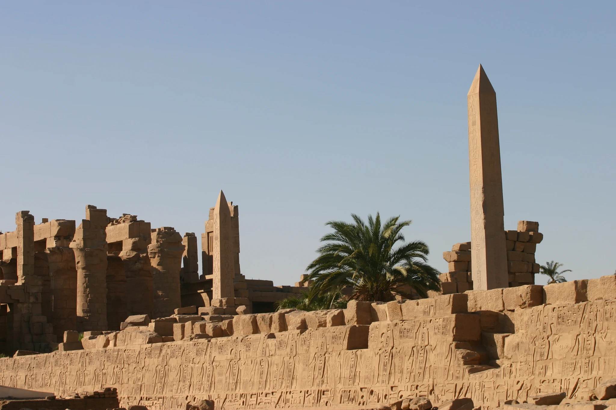 Un obélisque dressé parmi les vestiges du domaine d’Amon-Rê à Karnak.