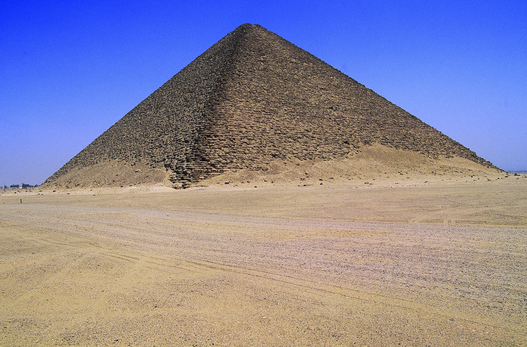 La pyramide rouge de Snéfrou à Dahchour.