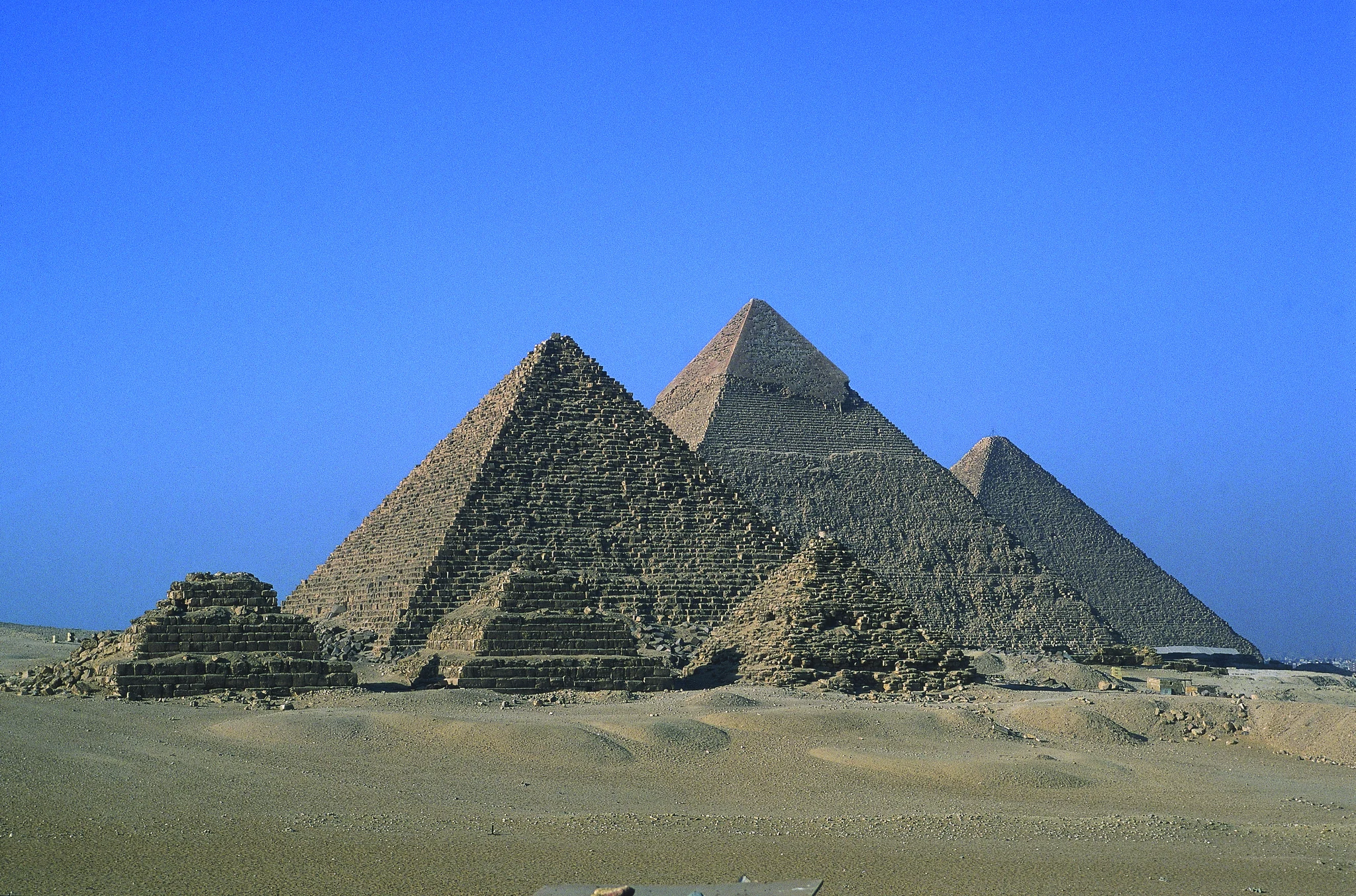 Les grandes pyramides et leurs monuments annexes sur le plateau de Gizeh.