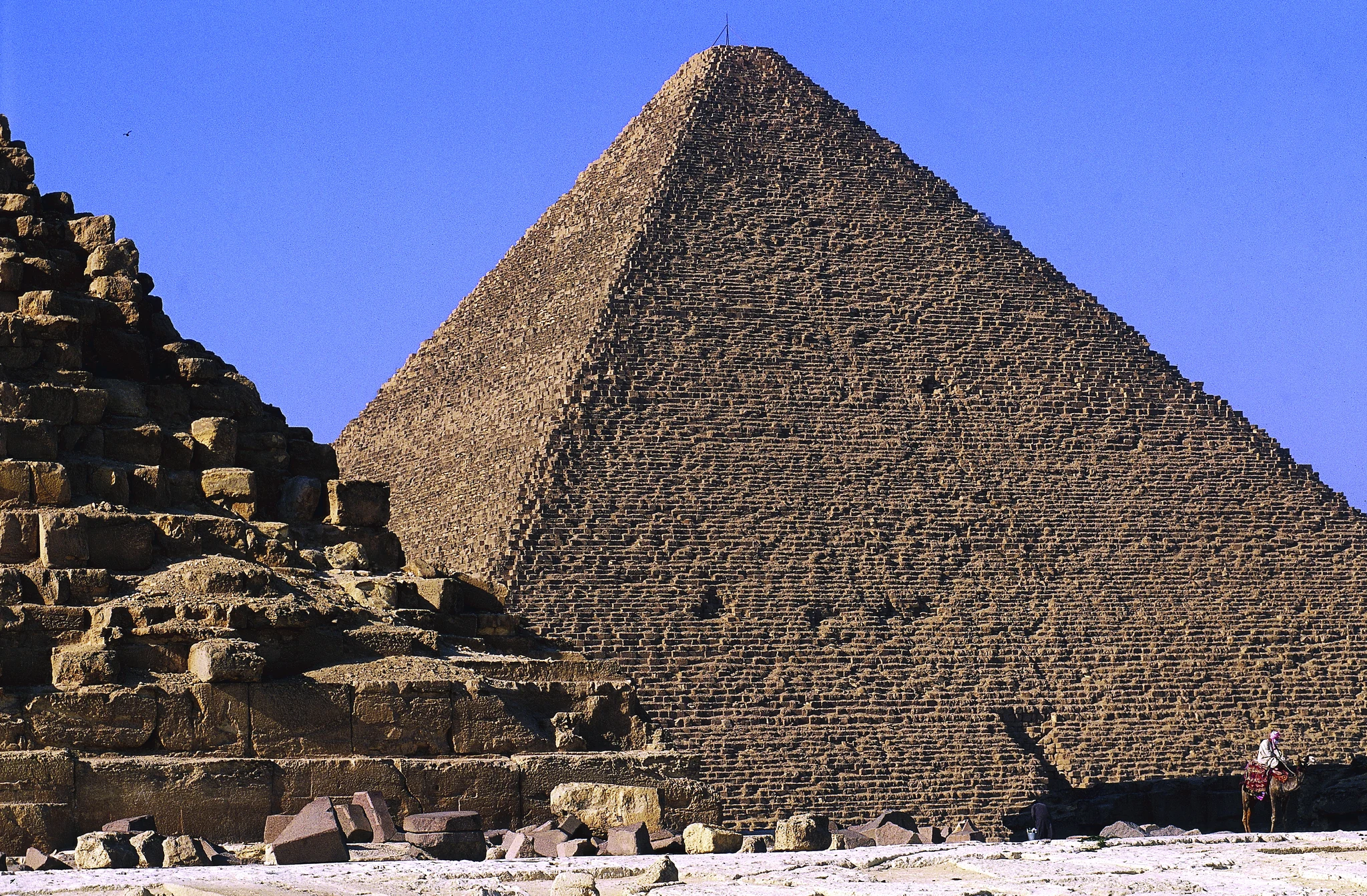 La pyramide de Khéphren et une partie des maçonneries voisines à Gizeh.