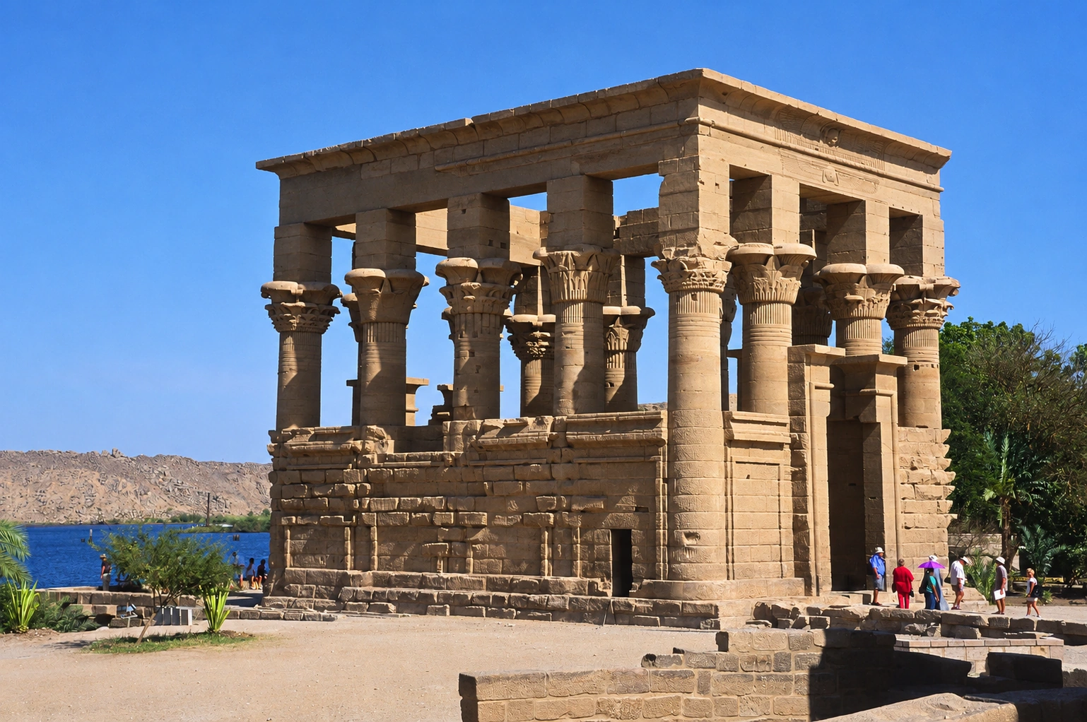 Vue d’ensemble du kiosque de Trajan à Philae : colonnades ouvertes, chapiteaux végétaux et proximité de l’eau.