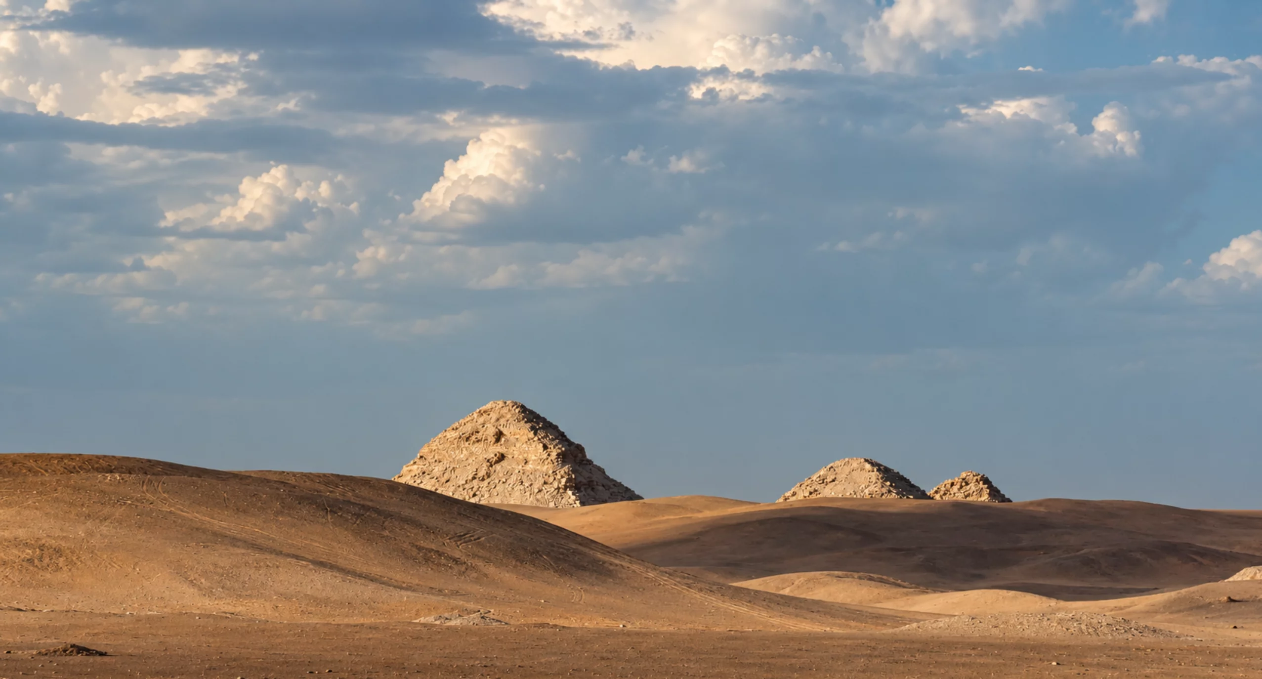 Vue interprétative des pyramides d’Abousir depuis Saqqarah : Néferirkarê à gauche, Niouserrê au centre droit et Sahourê à droite.