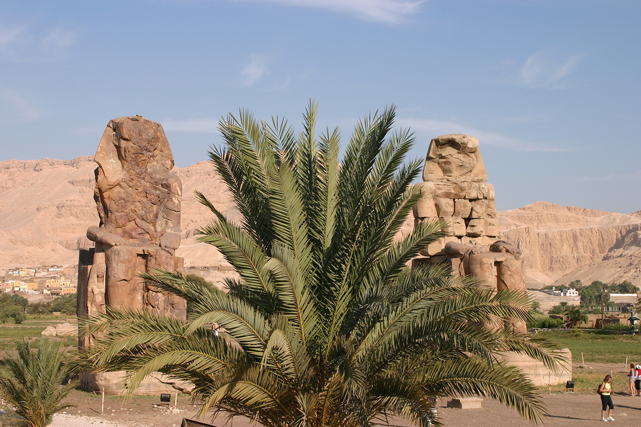 Les colosses de Memnon marquaient l’entrée du temple d'Amenhotep III © Charles Rossignol