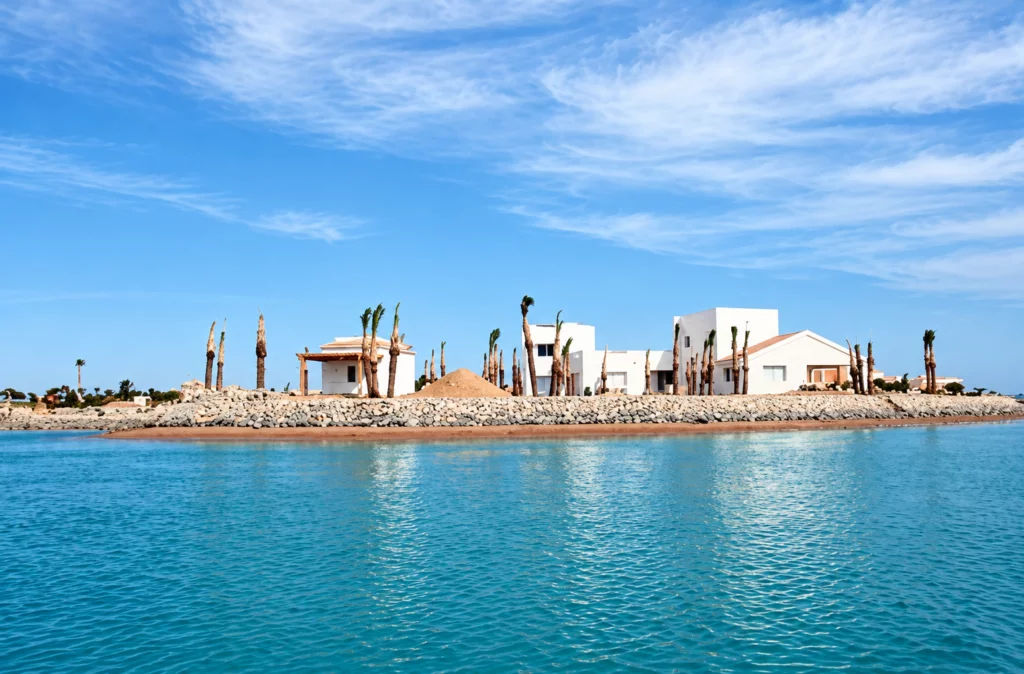Recréation du bord de l’eau à El Gouna : bâtiments clairs, palmiers, eau turquoise et ciel bleu