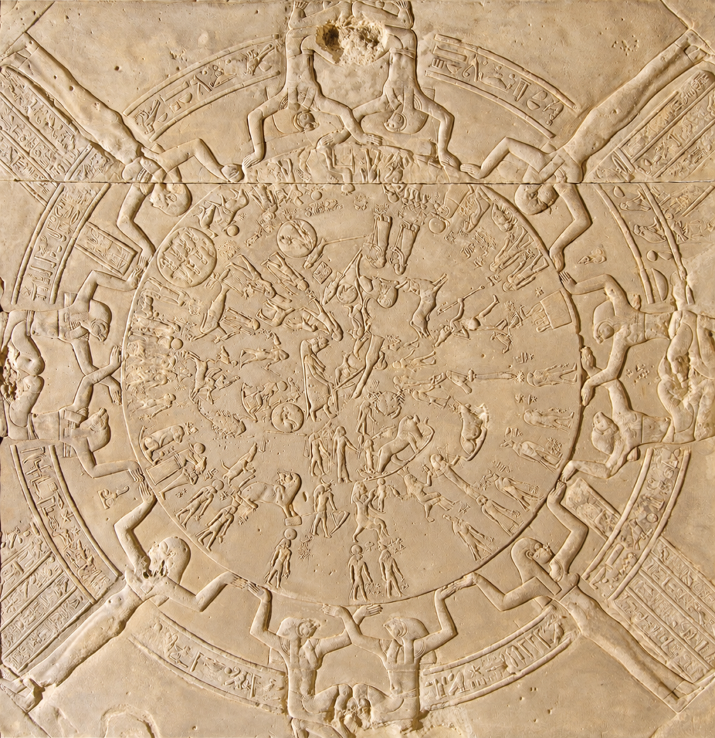 Version nettoyée numériquement du zodiaque de Dendéra au Louvre : pierre beige doré, disque céleste sculpté, porteurs et inscriptions périphériques.