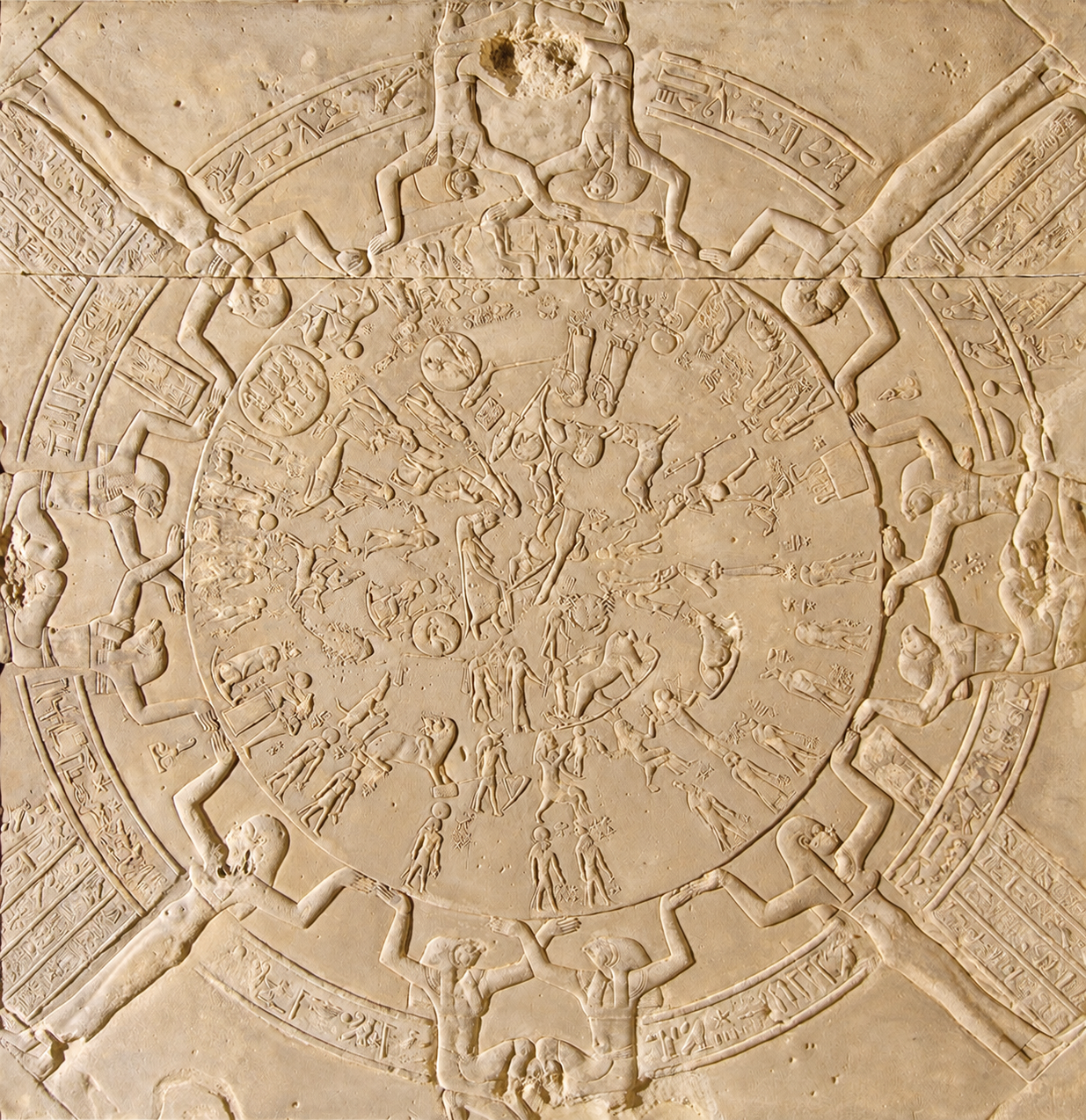 Version nettoyée numériquement du zodiaque de Dendéra au Louvre : pierre beige doré, disque céleste sculpté, porteurs et inscriptions périphériques.